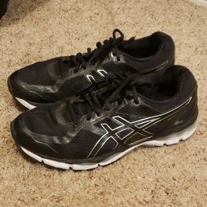 Men's size 9.5 Asics GT-2000 5